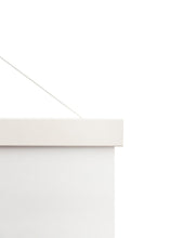 Load image into Gallery viewer, Percha de madera blanca 22cm montaje con imán - Laamina
